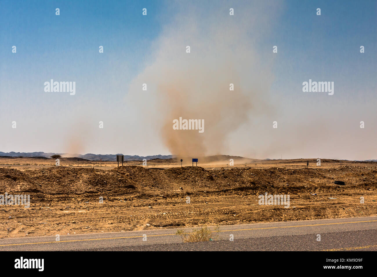 Turbini in una vallata desertica, Provincia di Riyadh, Arabia Saudita Foto Stock Turbini in una vallata desertica, Provincia di Riyadh, Arabia Saudita Foto Stock