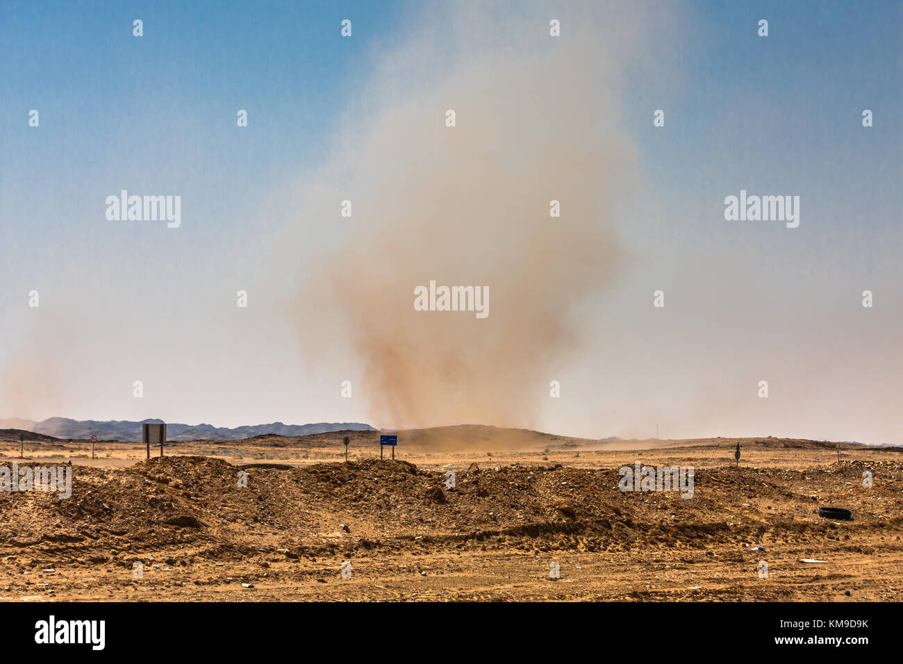 Turbini in una vallata desertica, Provincia di Riyadh, Arabia Saudita Foto Stock Turbini in una vallata desertica, Provincia di Riyadh, Arabia Saudita Foto Stock