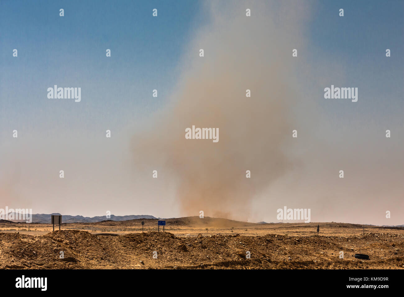 Turbini in una vallata desertica, Provincia di Riyadh, Arabia Saudita Foto Stock Turbini in una vallata desertica, Provincia di Riyadh, Arabia Saudita Foto Stock