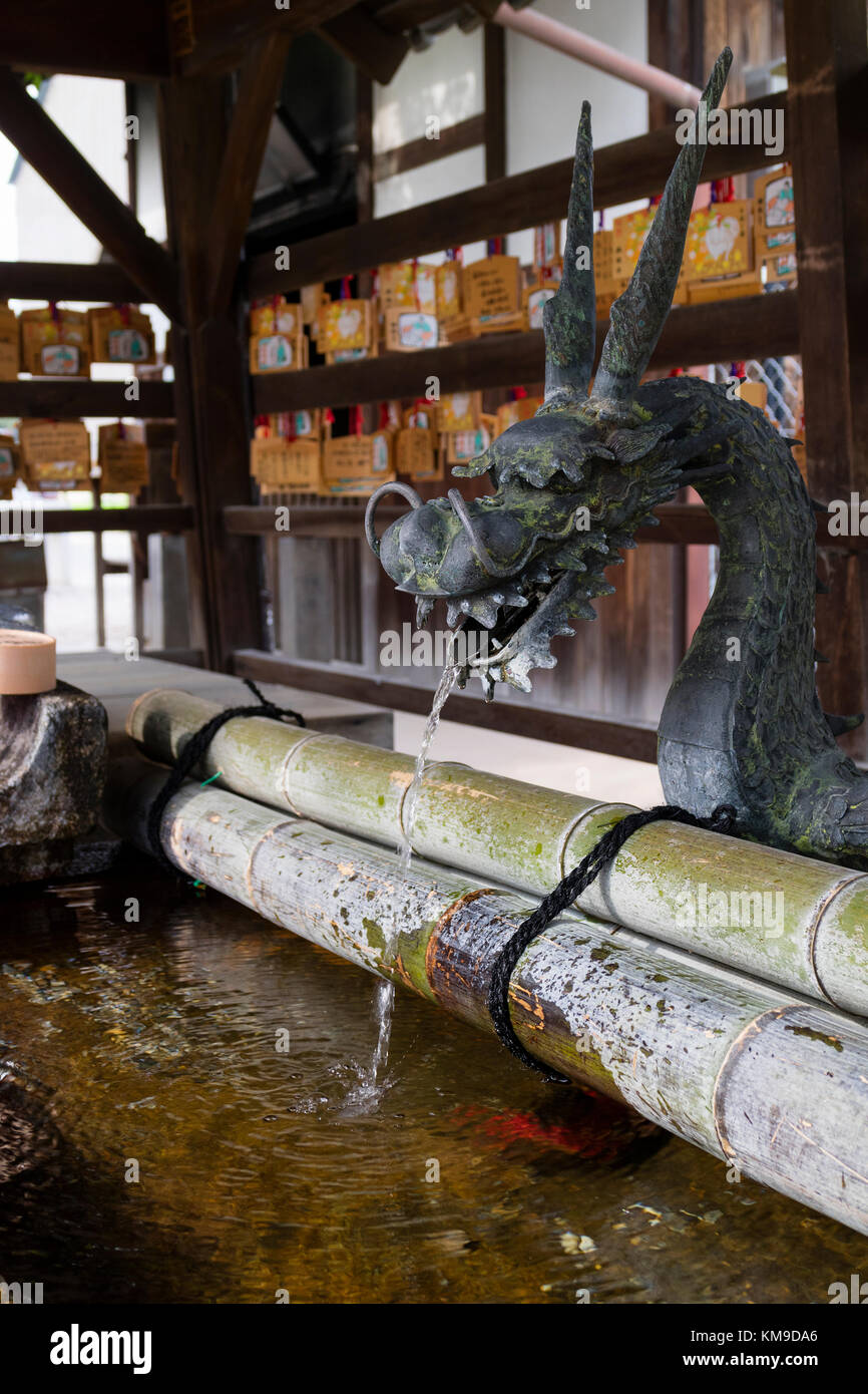 Nara, Giappone - 30 maggio 2017: un giapponese acqua drago in un padiglione di acqua in corrispondenza di un sacrario scintoista di Nara per purificare le mani e la bocca Foto Stock