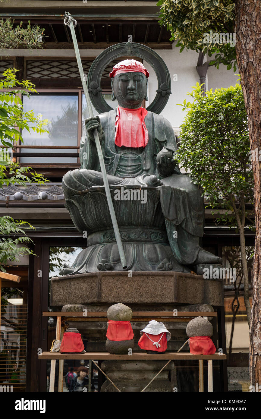 Nagano - Giappone, 3 giugno 2017: Bronzo Rokujizo, Enmei Jizo Son, statua della divinità guardiana al tempio Zenko-ji Foto Stock