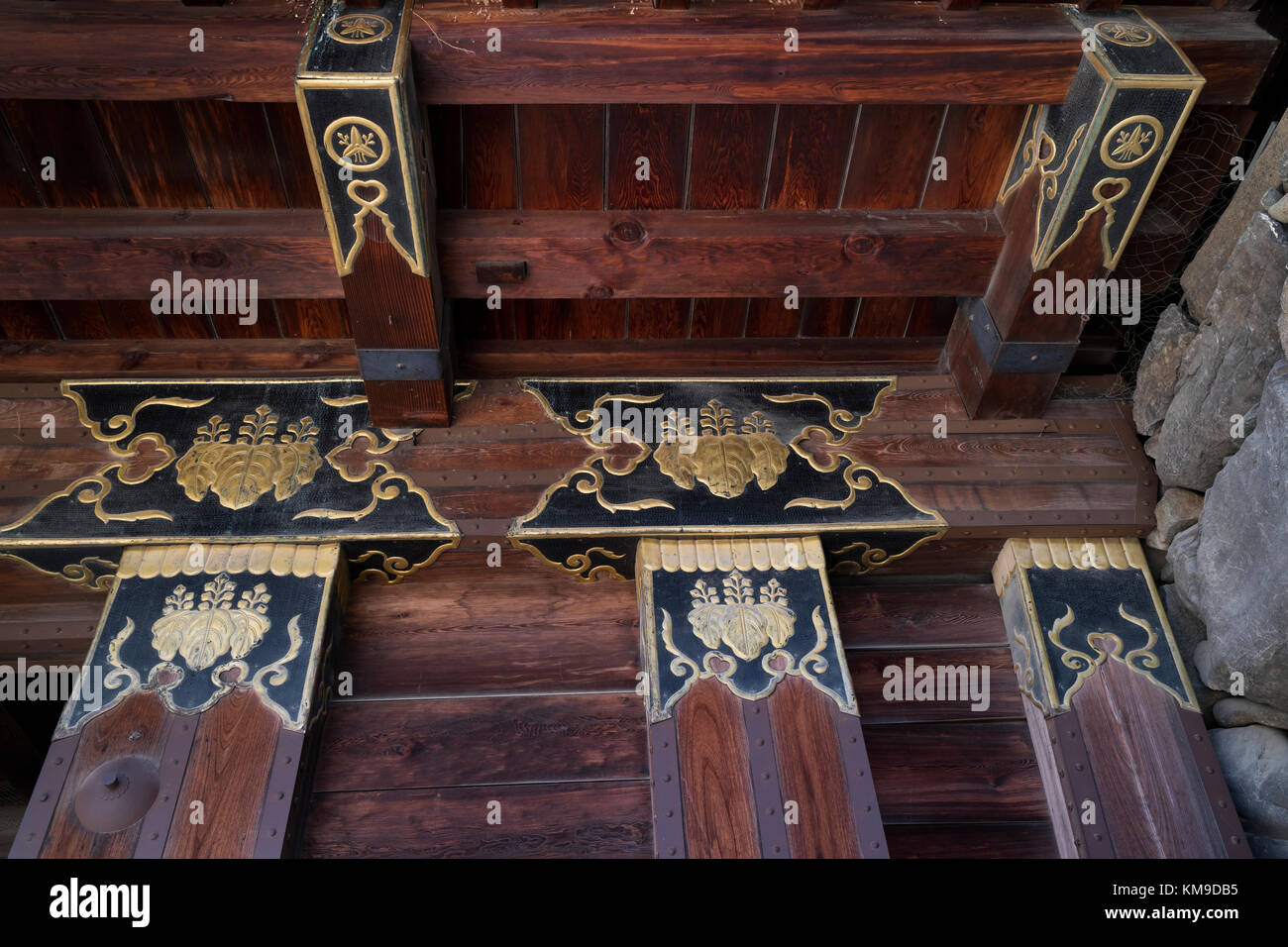 Matsumato - Giappone, 6 giugno 2017: Dettagli delle travi a soffitto decorate nel Castello di Matsumoto noto anche come il "Castello del corvo" Foto Stock