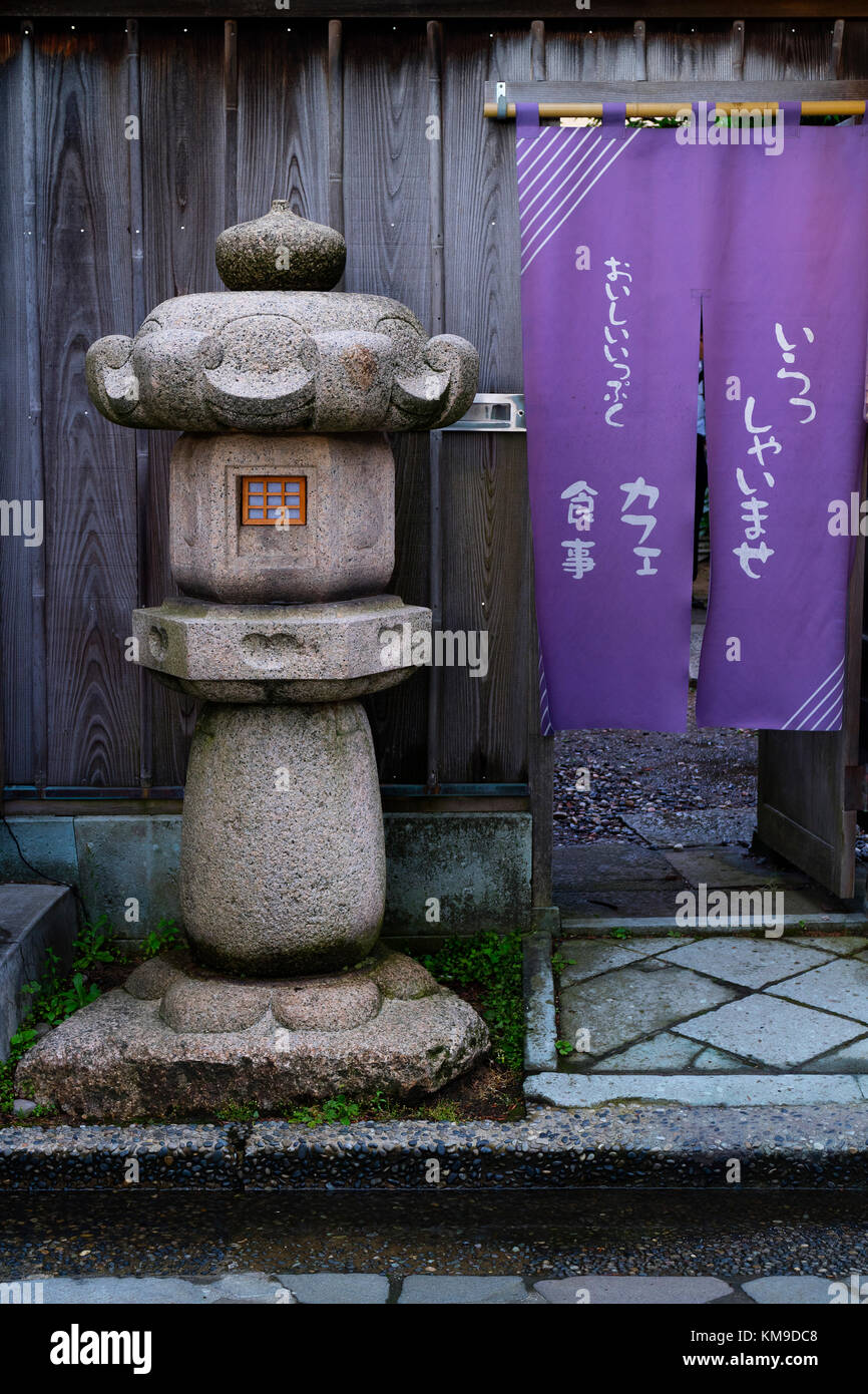 Kanazawa - Giappone, giugno 8, 2017: lanterna di pietra davanti all'ingresso di una casa nello storico quartiere dei samurai a kanazawa Foto Stock