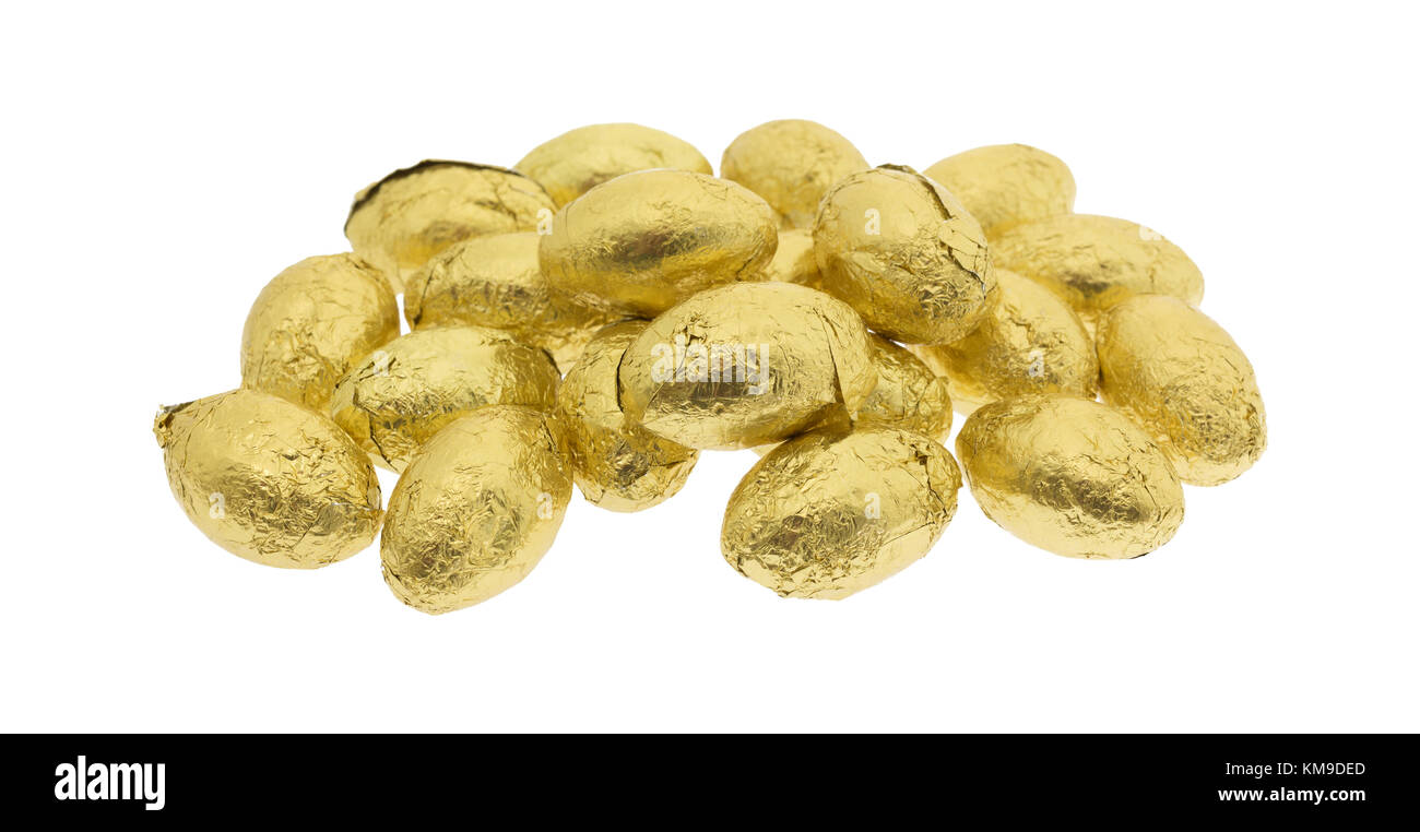 Molti pezzi d'oro stagnola avvolto di pasqua di cioccolato candy uova isolate su uno sfondo bianco. Foto Stock