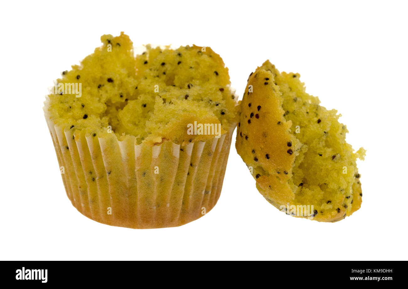 Vista laterale di un morso dimensioni limone semi di papavero muffin con parte superiore rotto isolato su uno sfondo bianco. Foto Stock