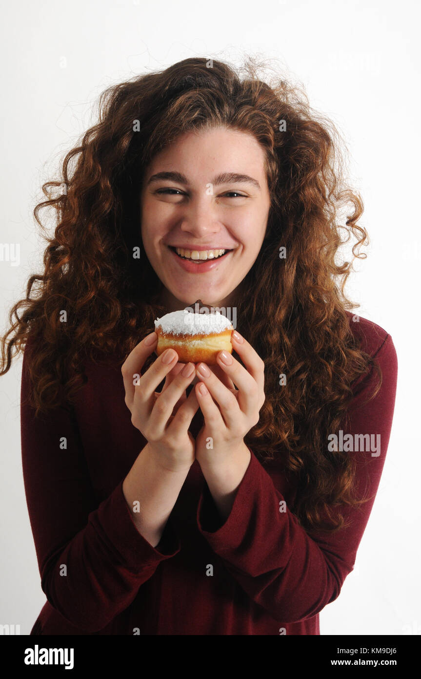 Festa ebraica Hanukkah - bella donna con dolci sufganiyot (ciambelle) Foto Stock