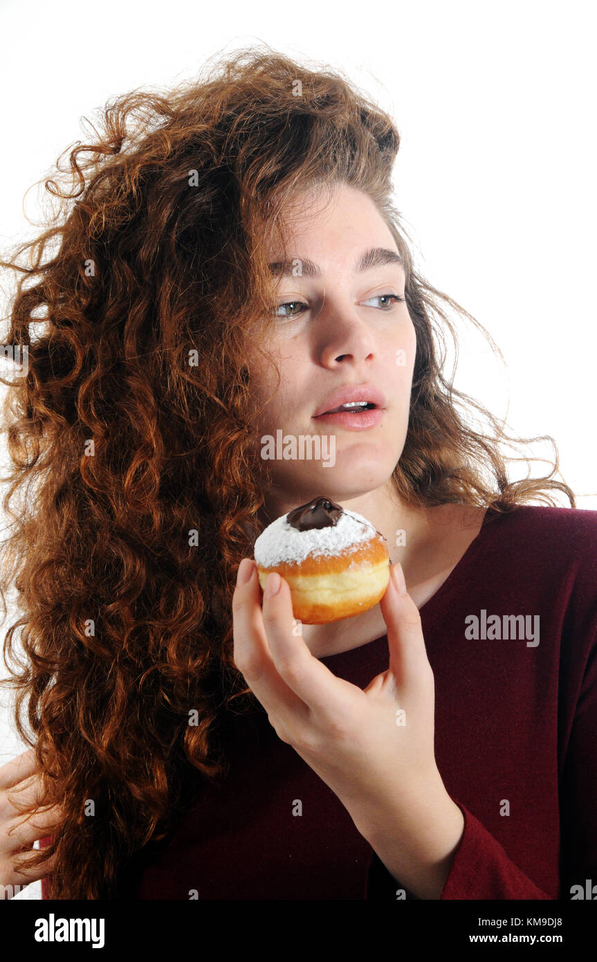 Festa ebraica Hanukkah - bella donna con dolci sufganiyot (ciambelle) Foto Stock