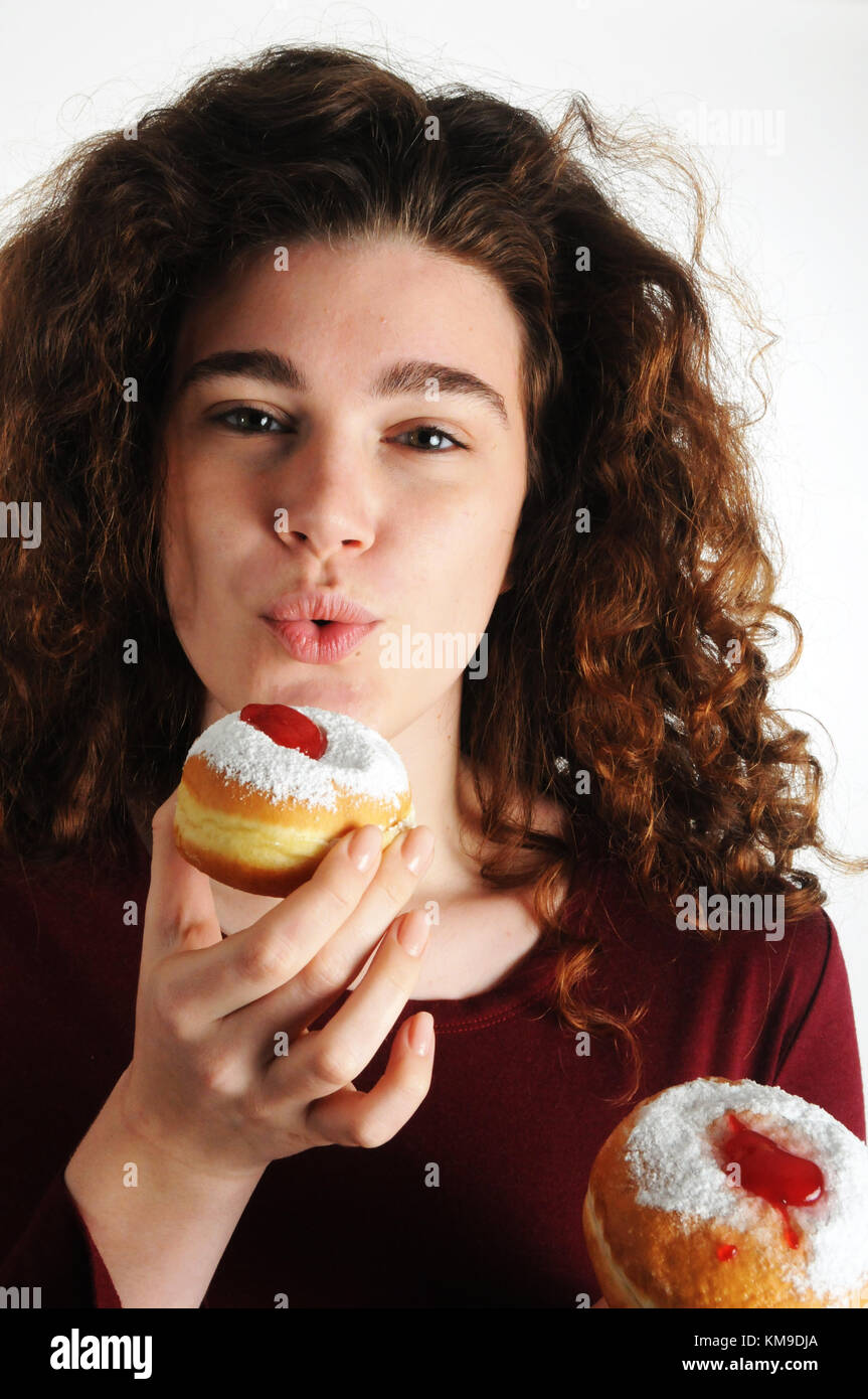 Festa ebraica Hanukkah - bella donna con dolci sufganiyot (ciambelle) Foto Stock