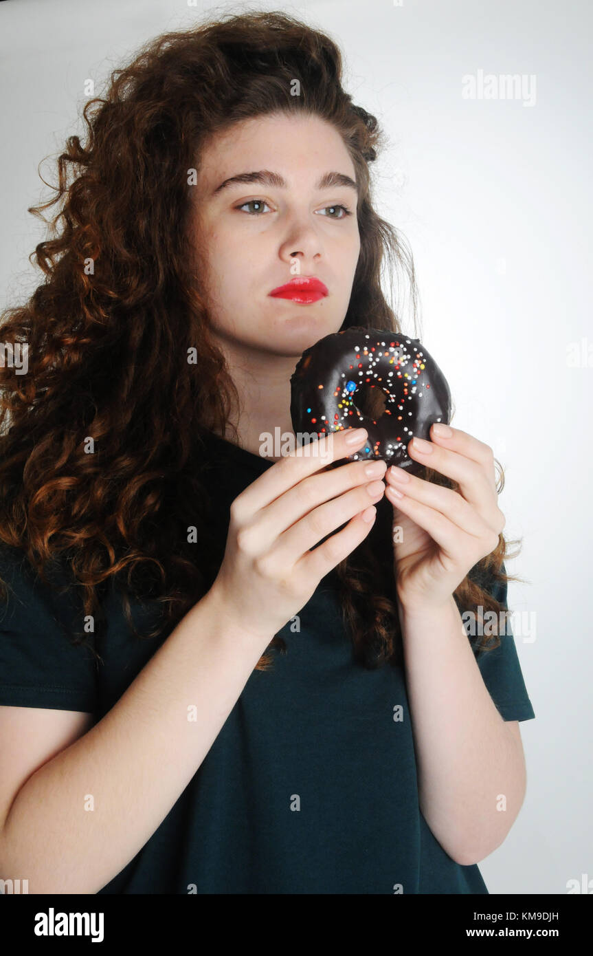 Festa ebraica Hanukkah - bella donna con dolci sufganiyot (ciambelle) Foto Stock