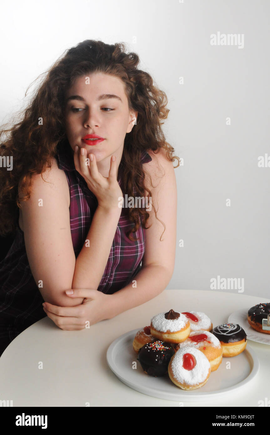 Festa ebraica Hanukkah - bella donna con dolci sufganiyot (ciambelle) Foto Stock