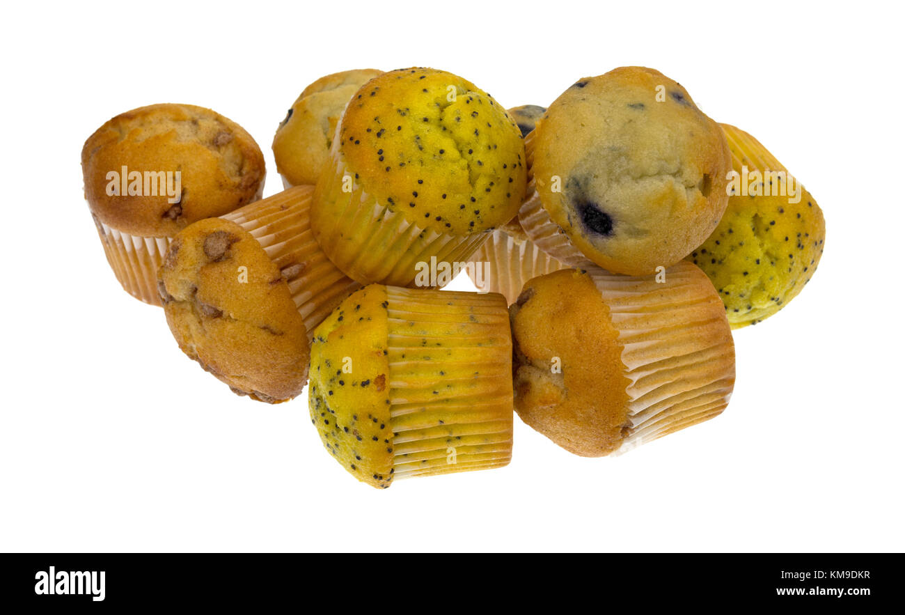 Un gruppo assortiti di formato del morso di limone semi di papavero, mirtillo e apple spice muffin isolato su uno sfondo bianco. Foto Stock