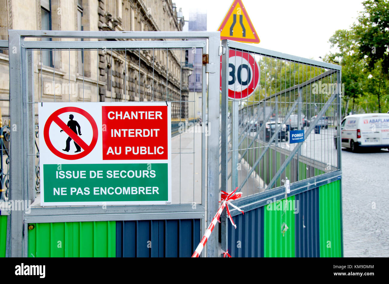 Parigi, Francia. Cartello segnaletico - cantiere - nessun ingresso per il pubblico / uscita di emergenza Foto Stock