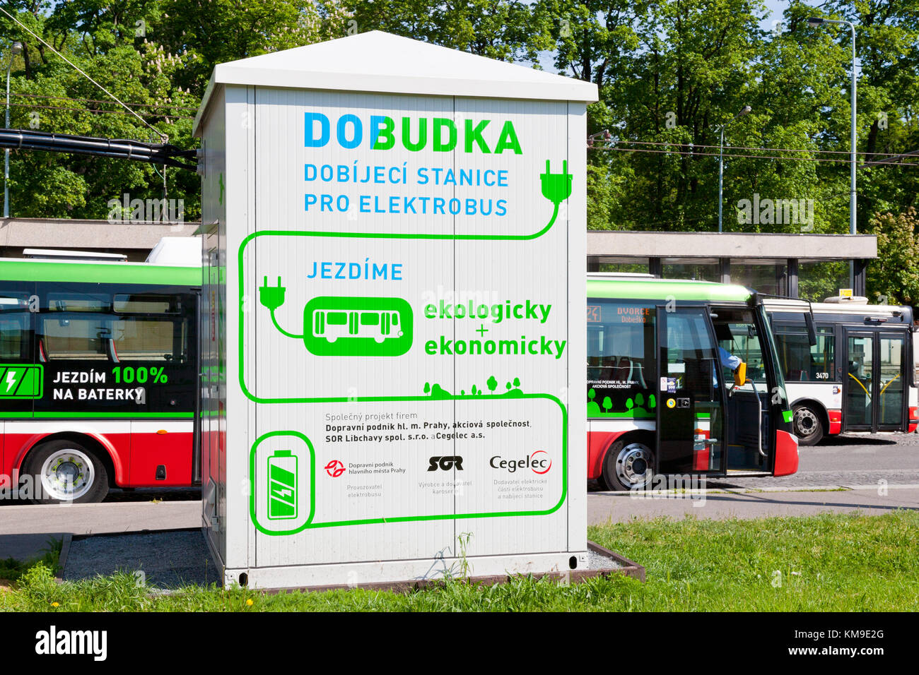 Dobíjení elektroautobusů, Želivského, Praha, Ceska republika / ecology bus stazione di ricarica mobile elettrica sul parcheggio, quartiere Žižkov, Praga, CZ Foto Stock