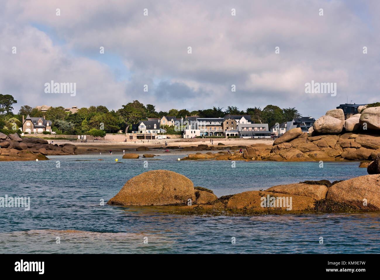 Alberghi e case lungo il shotline in st guirec bay in granito rosa costa del nord della bretagna Foto Stock