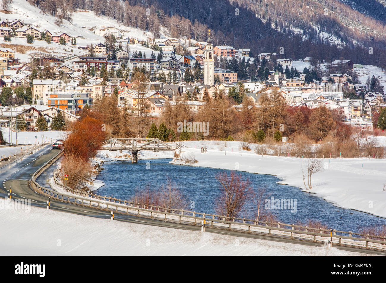 River Inn e il villaggio di Samedan, Grigioni, Svizzera Foto Stock