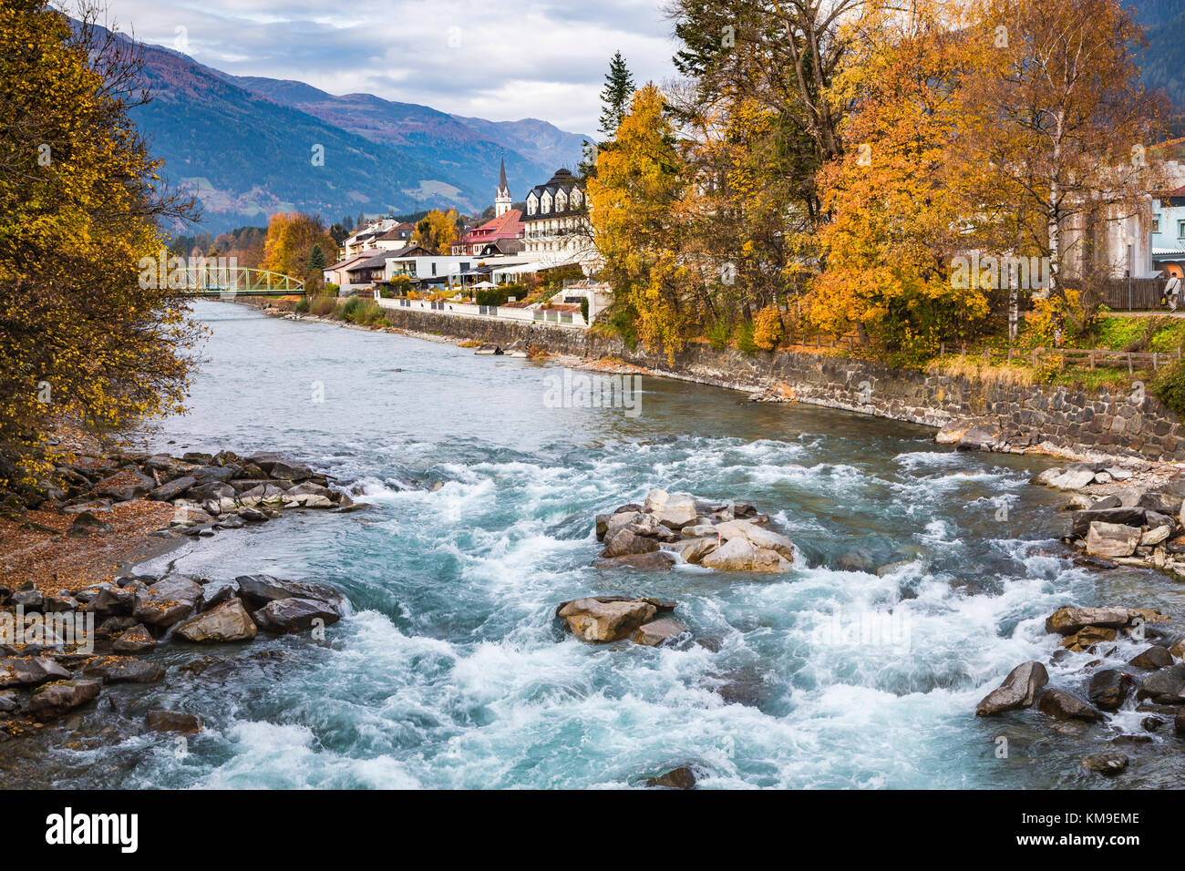 Il fiume Drava con la caduta delle foglie colore in Lienz, Tirolo orientale, Austria, l'Europa. Foto Stock