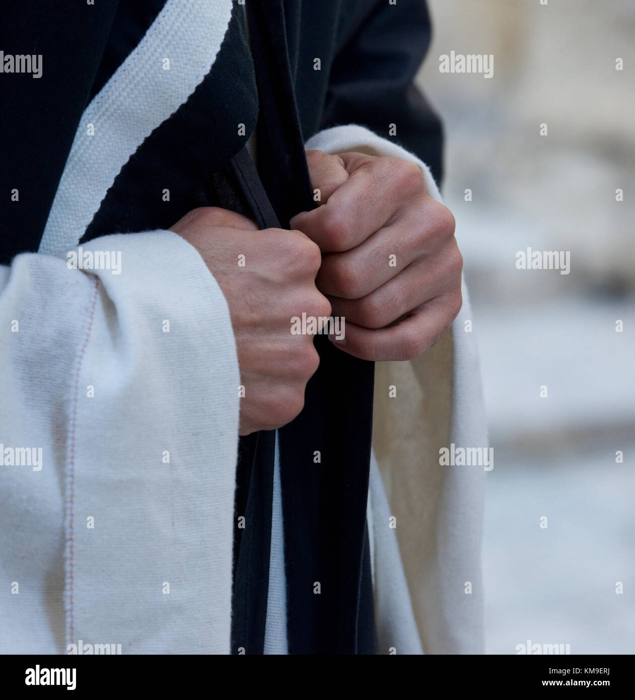 Close up di un sacerdote cattolico le mani Foto Stock