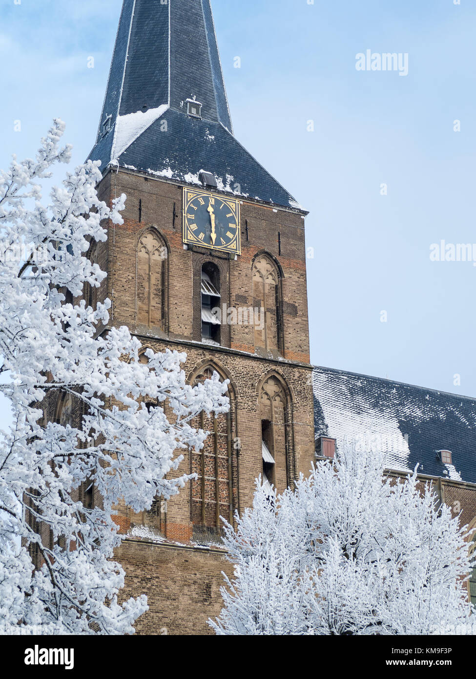 Il campanile della chiesa di la Bovenkerk di Kampen, Holland nella neve. Foto Stock