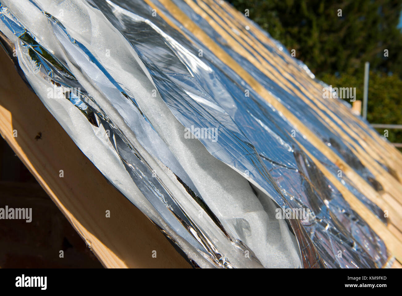 Superfoil isolamento del tetto su un nuovo tetto sotto constructon. Foto Stock