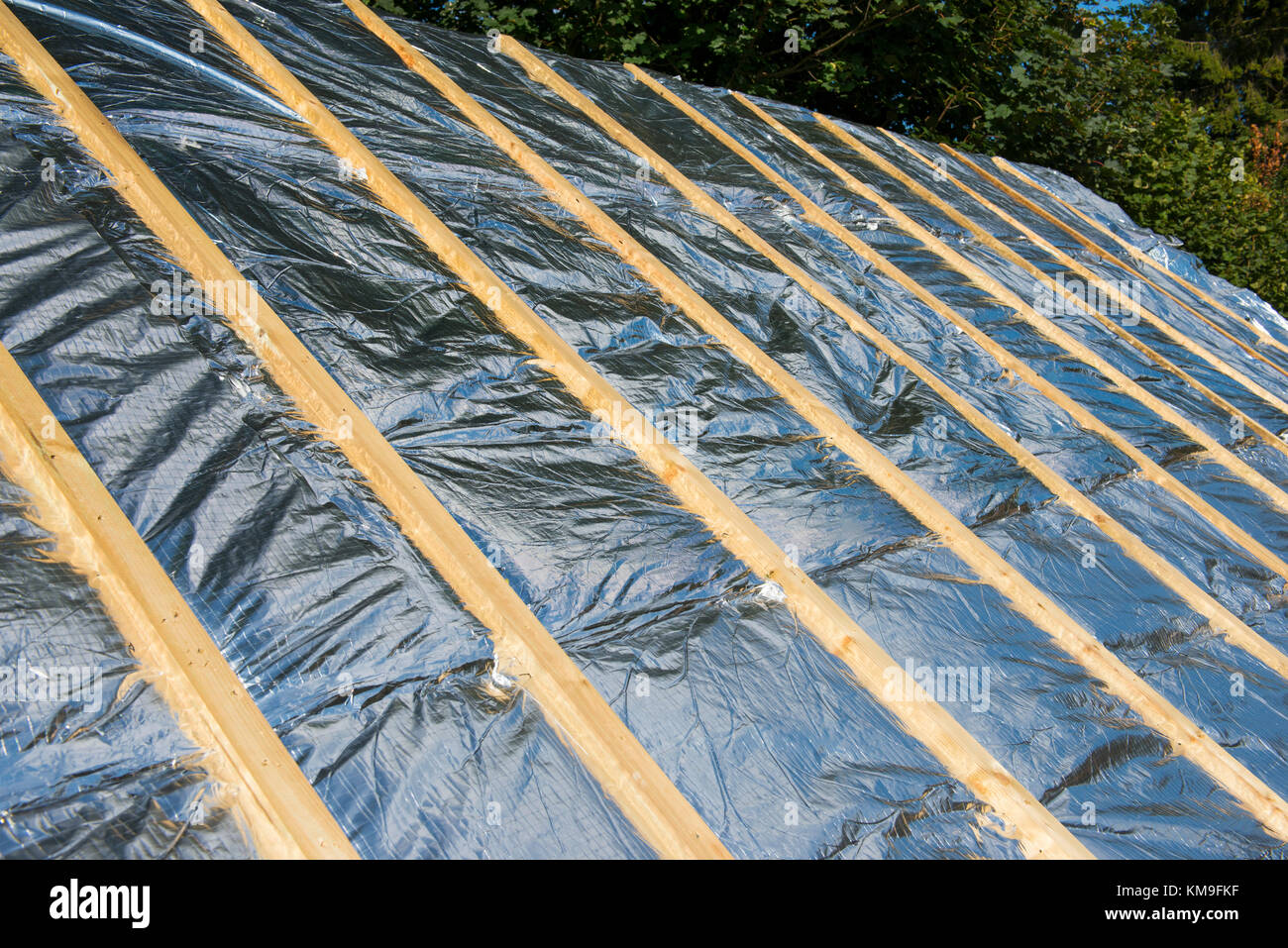 Superfoil isolamento del tetto su un nuovo tetto sotto constructon. Foto Stock