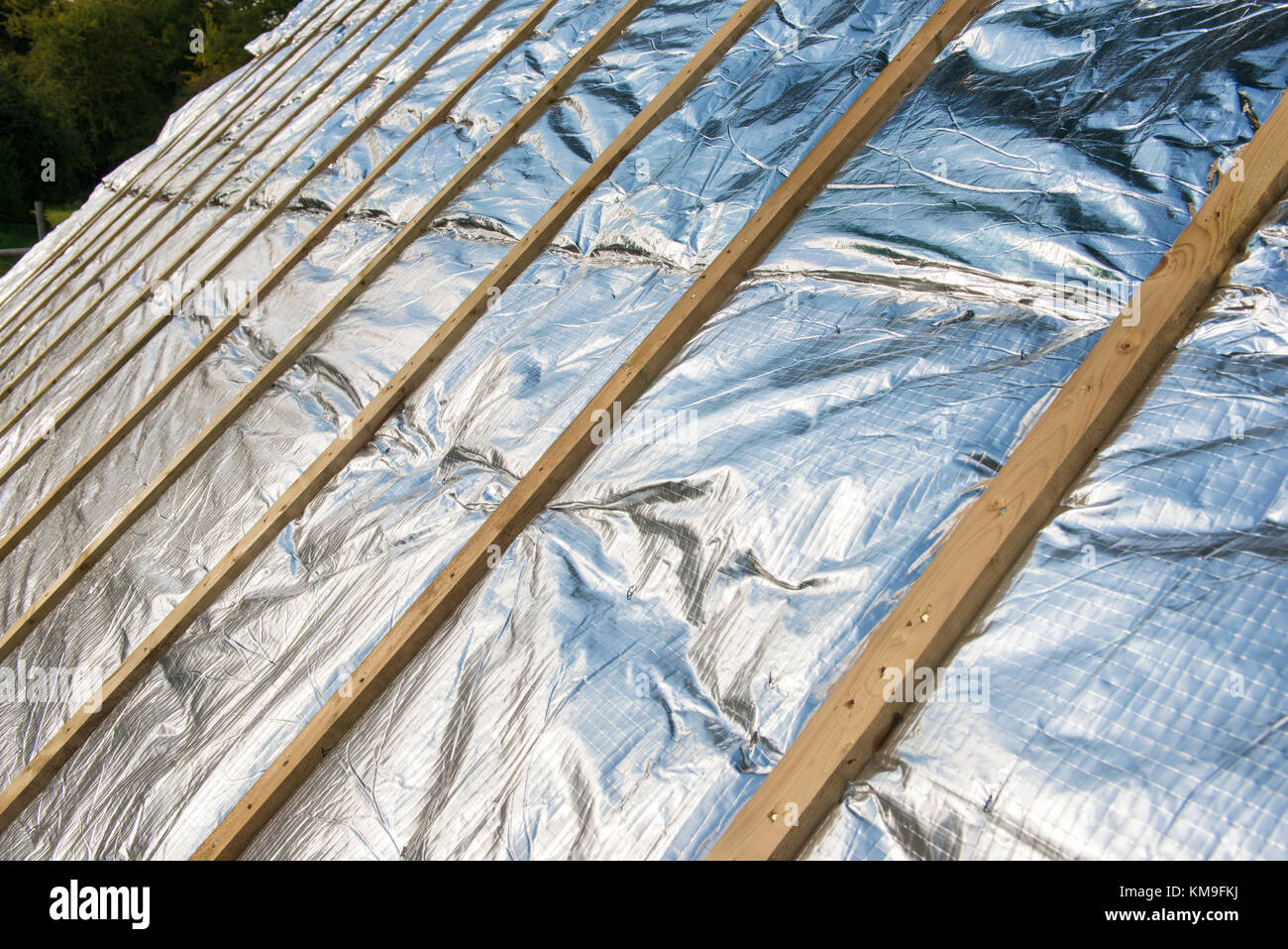 Superfoil isolamento del tetto su un nuovo tetto sotto constructon. Foto Stock