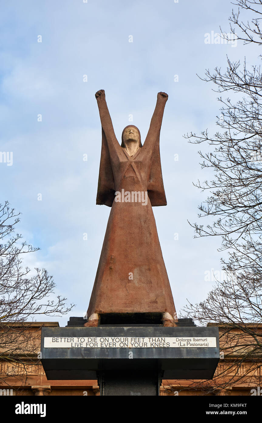 Glasgow, Scozia - 1 Dicembre 2017 : A Glasgow il tributo della statua di Dolores Ibarruri da Arthur Dooley. Foto Stock