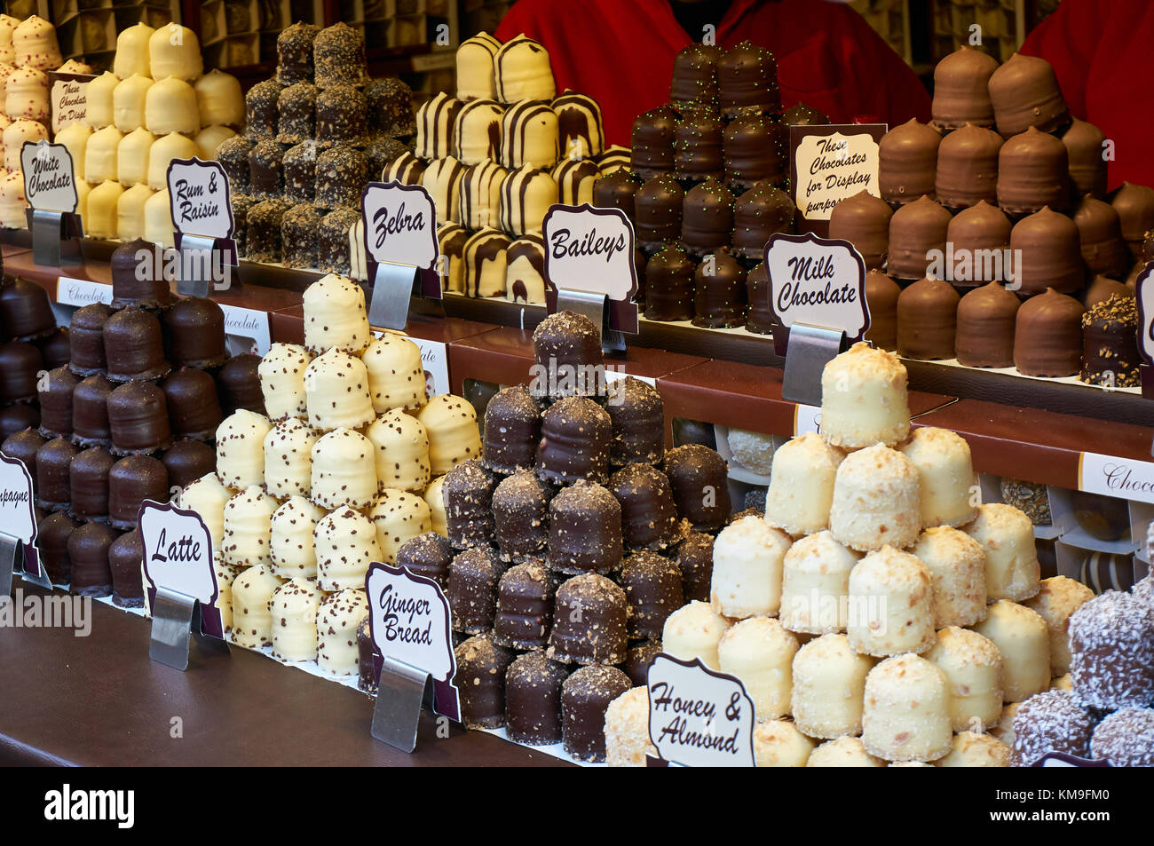 Glasgow, Scozia - 1 Dicembre 2017 : Dolci di Natale e decorazioni su una strada segnata durante il periodo festivo. Foto Stock