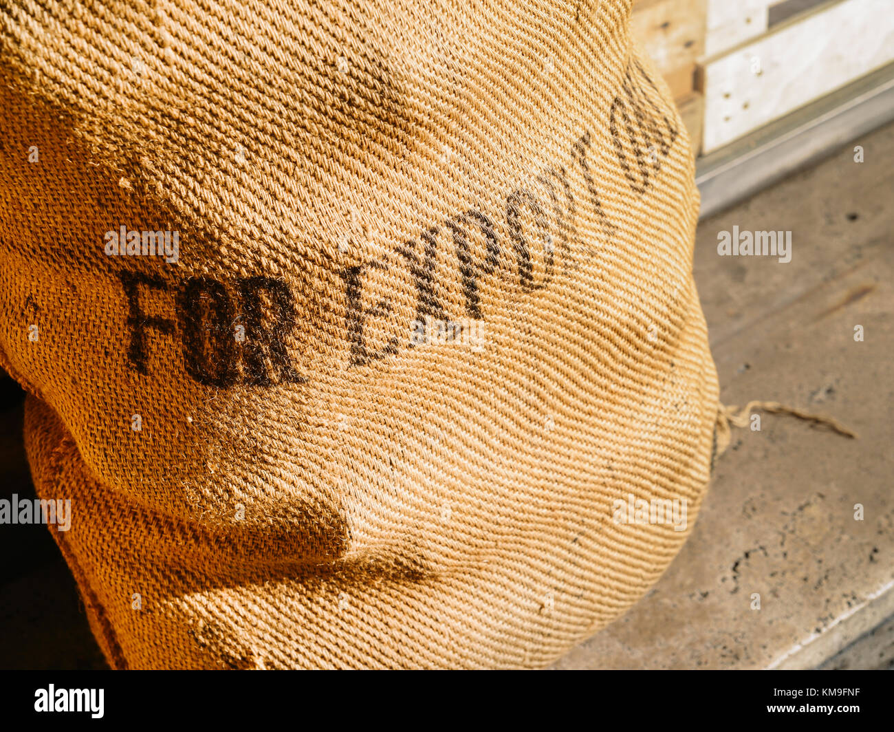 Caffè rustico bean bag con 'per esportare solo' scritta sulla parte anteriore - Logistica di importazione/esportazione di concetto Foto Stock