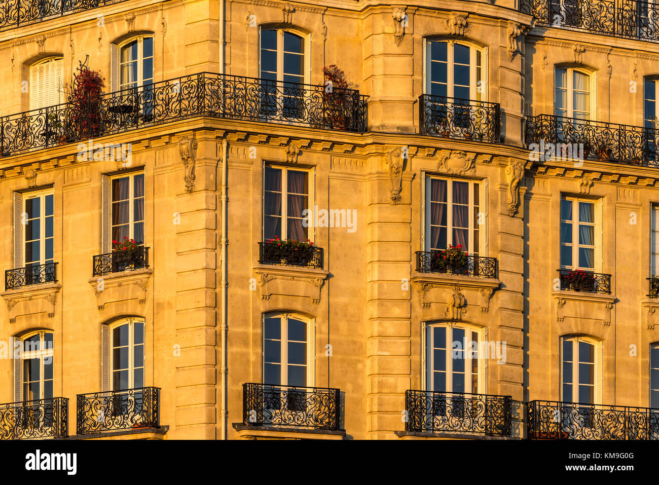 Edificio in stile haussmanniano, facciata al tramonto sulla Ile de la Cite. 4° Arrondissement, Parigi, Francia Foto Stock