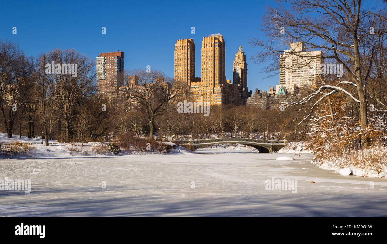 Lago ghiacciato a Central Park con il ponte di prua in inverno. Upper West Side di Manhattan, New York City Foto Stock