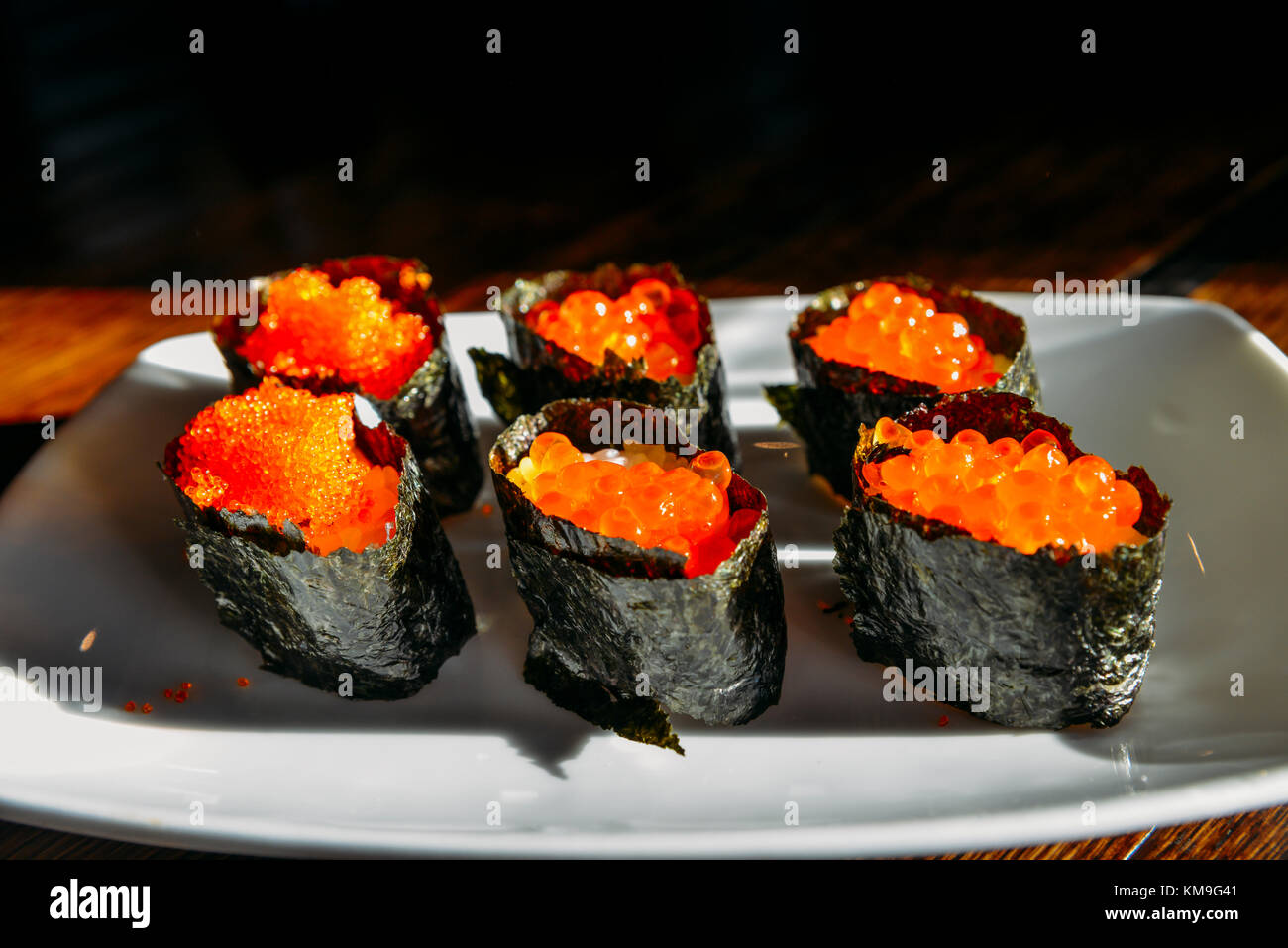 Uova di salmone sushi su un piatto, una prelibatezza gastronomica giapponese Foto Stock