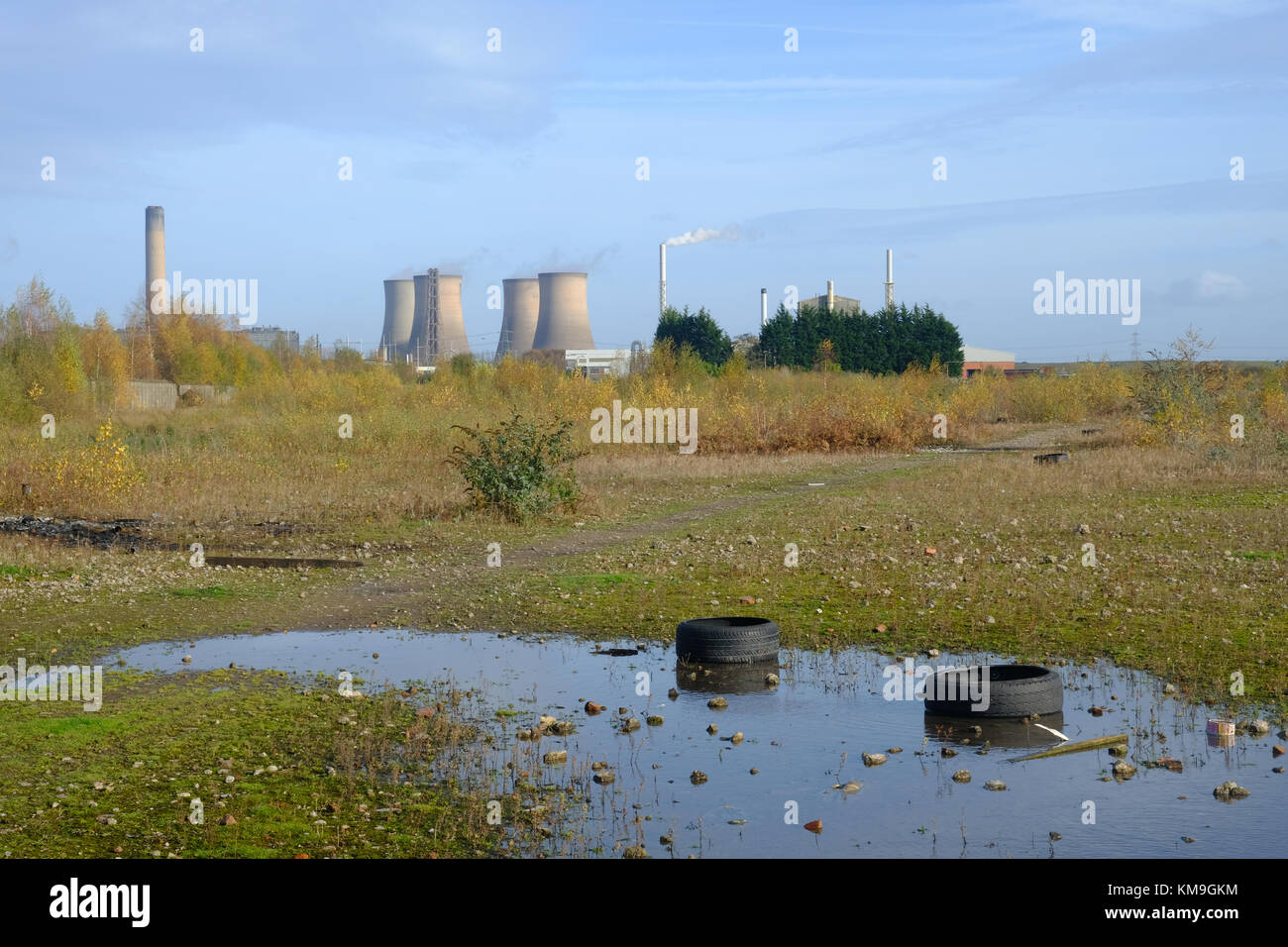 Fiddlers Ferry power station visualizzati attraverso un paesaggio abbandonati Foto Stock