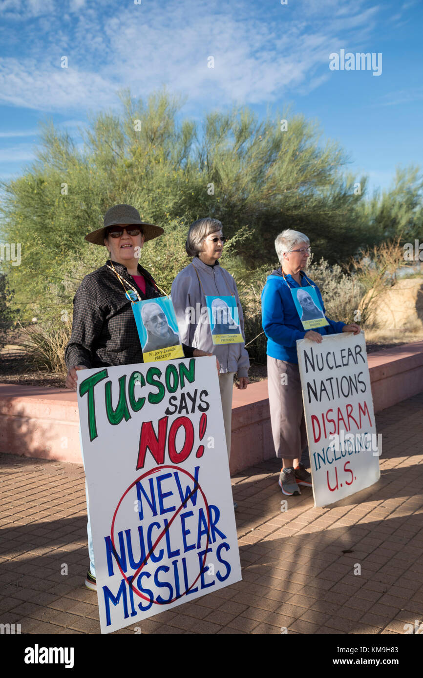 Tucson, Arizona - attivisti per la pace si riuniranno presso l'entrata di davis-monthan Air Force Base, protestando guerra, fuchi, e le armi nucleari. Foto Stock