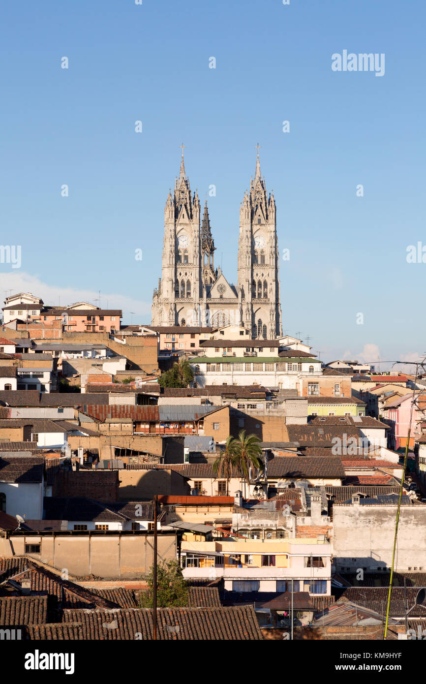 Quito Ecuador - Basílica del voto Nacional salendo sopra i tetti, Quito Città Vecchia, sito Patrimonio Mondiale dell'UNESCO, Quito Ecuador America del Sud Foto Stock