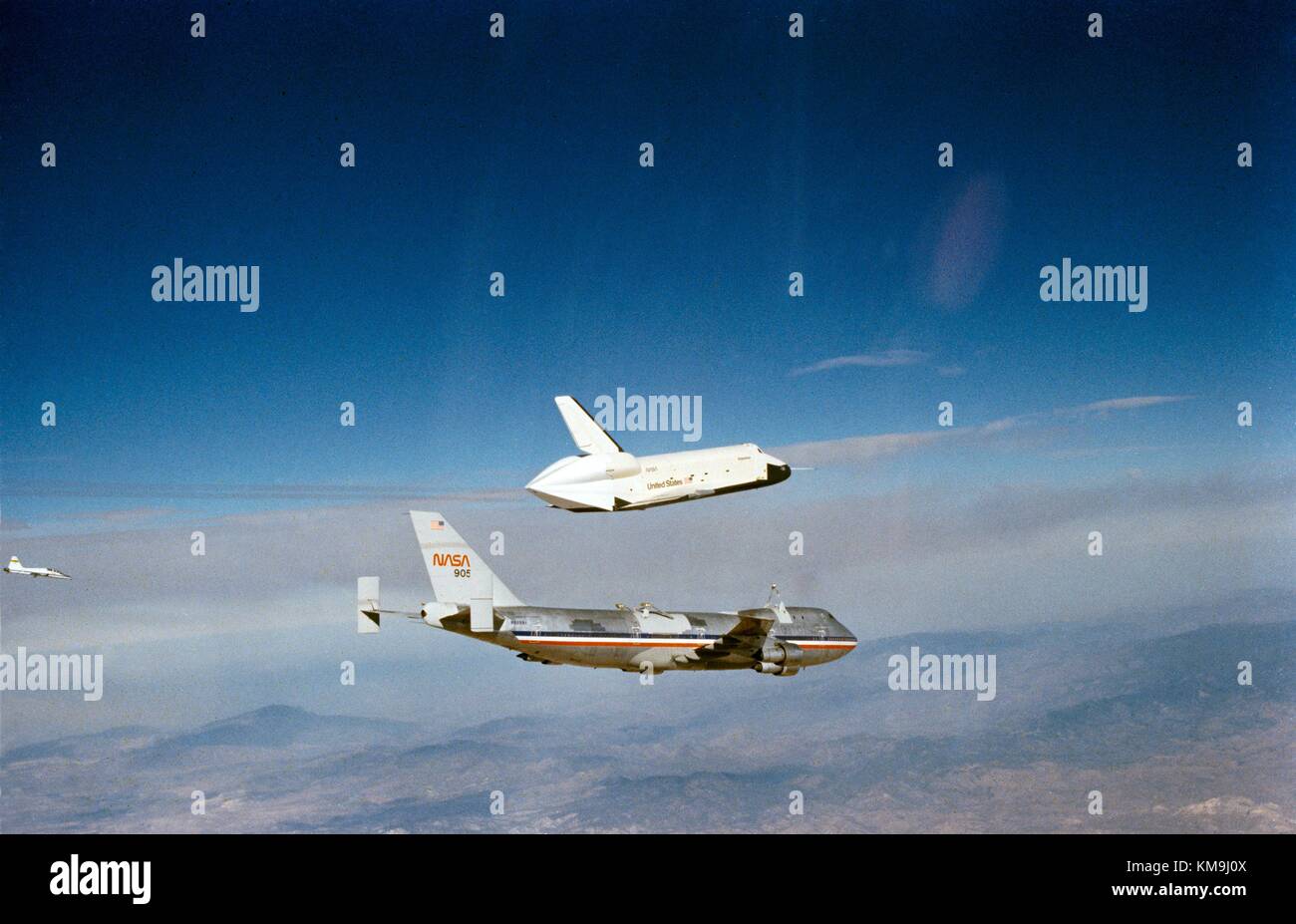 L'Enterprise Orbiter 101 si innalza sopra l'aereo portaerei NASA 767 durante un test di volo libero sopra il Dryden Flight Research Center il 13 settembre 1977 a Edwards, California. (Foto della NASA foto via Planetpix) Foto Stock