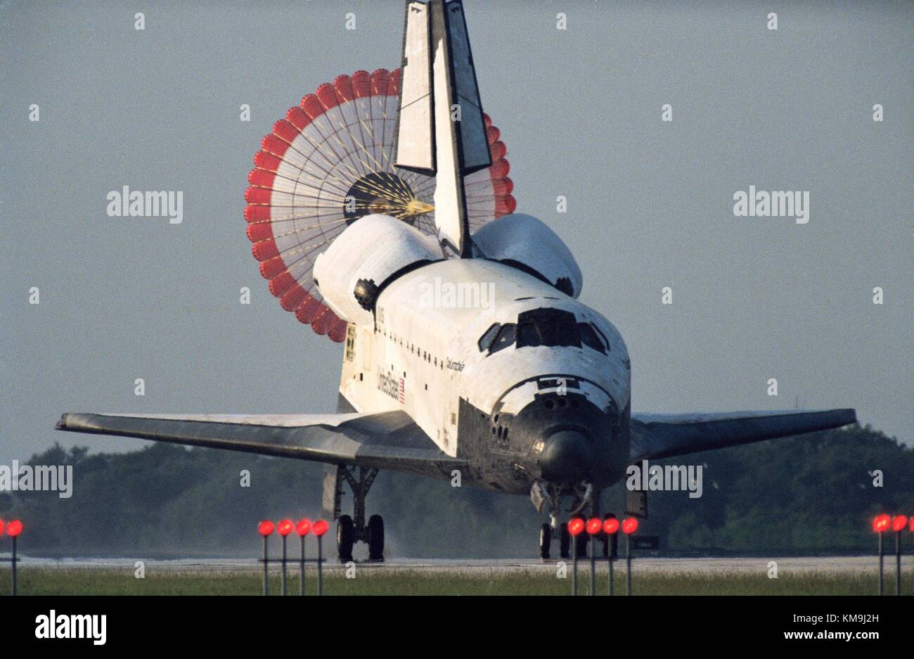 Lo Space Shuttle Columbia atterra al Kennedy Space Center dopo la missione STS-50 Microgravity Laboratory 1 il 9 luglio 1992 a Merritt Island, Florida. (Foto della NASA foto via Planetpix) Foto Stock