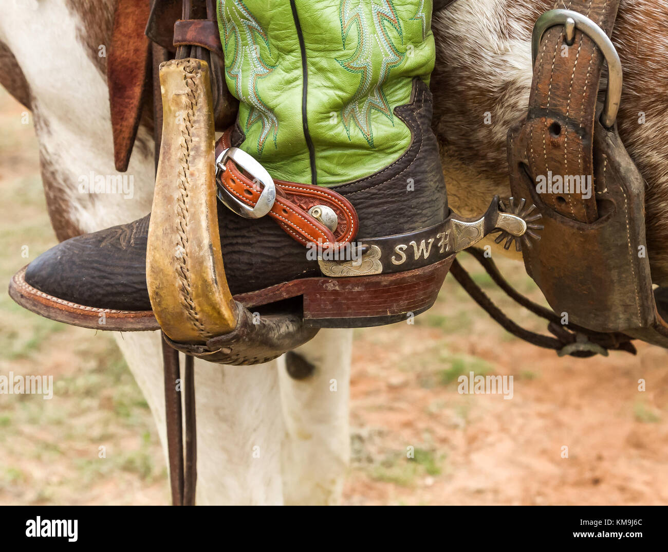 Decorativi lavori in cuoio e contrafforti sono un cowboy il modo di personalizzare il suo lavoro di adesività. Foto Stock