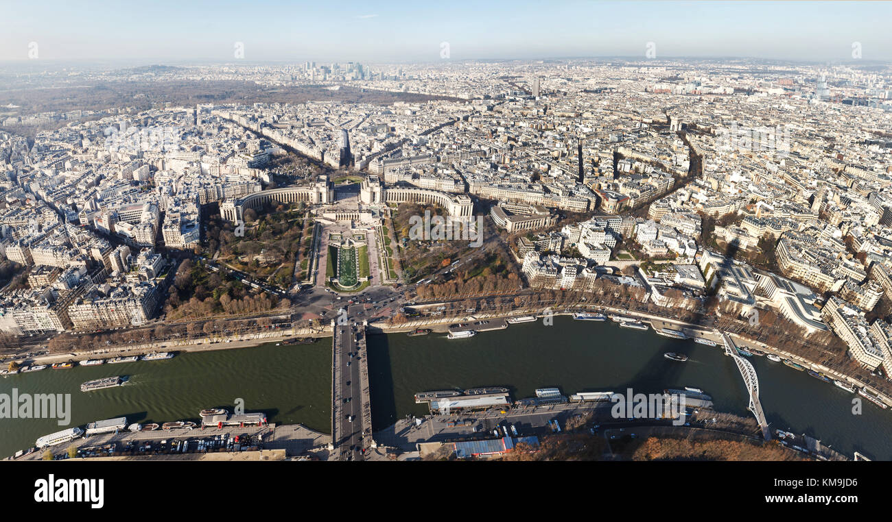 Parigi vista panorama dalla Torre Eiffel, il Musee de l'Homme, Palais de Chaillot, Jardins du Trocadero, Chaillot e la Senna Foto Stock