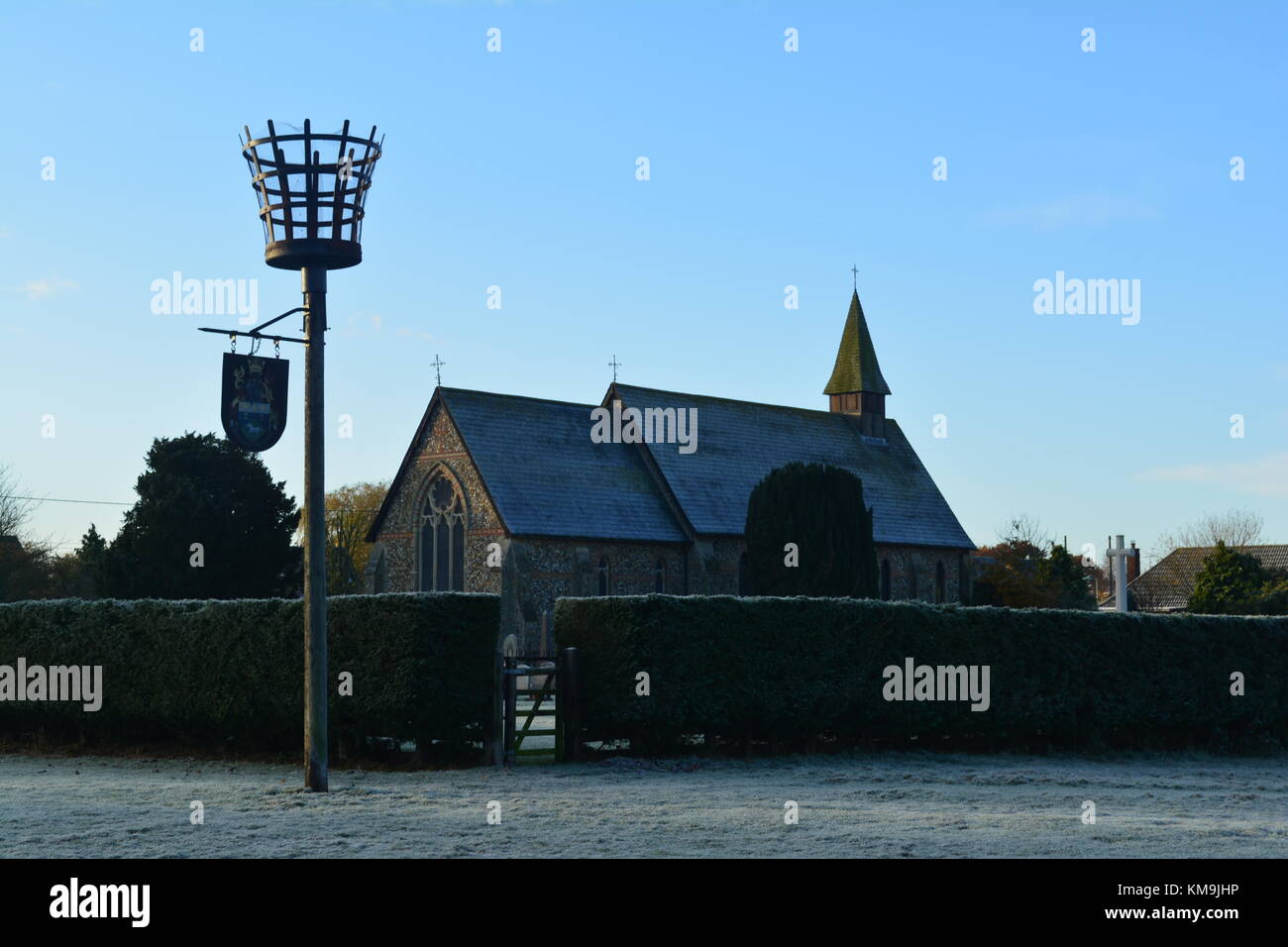 Beck chiesa di riga con la brina e il faro in primo piano Foto Stock