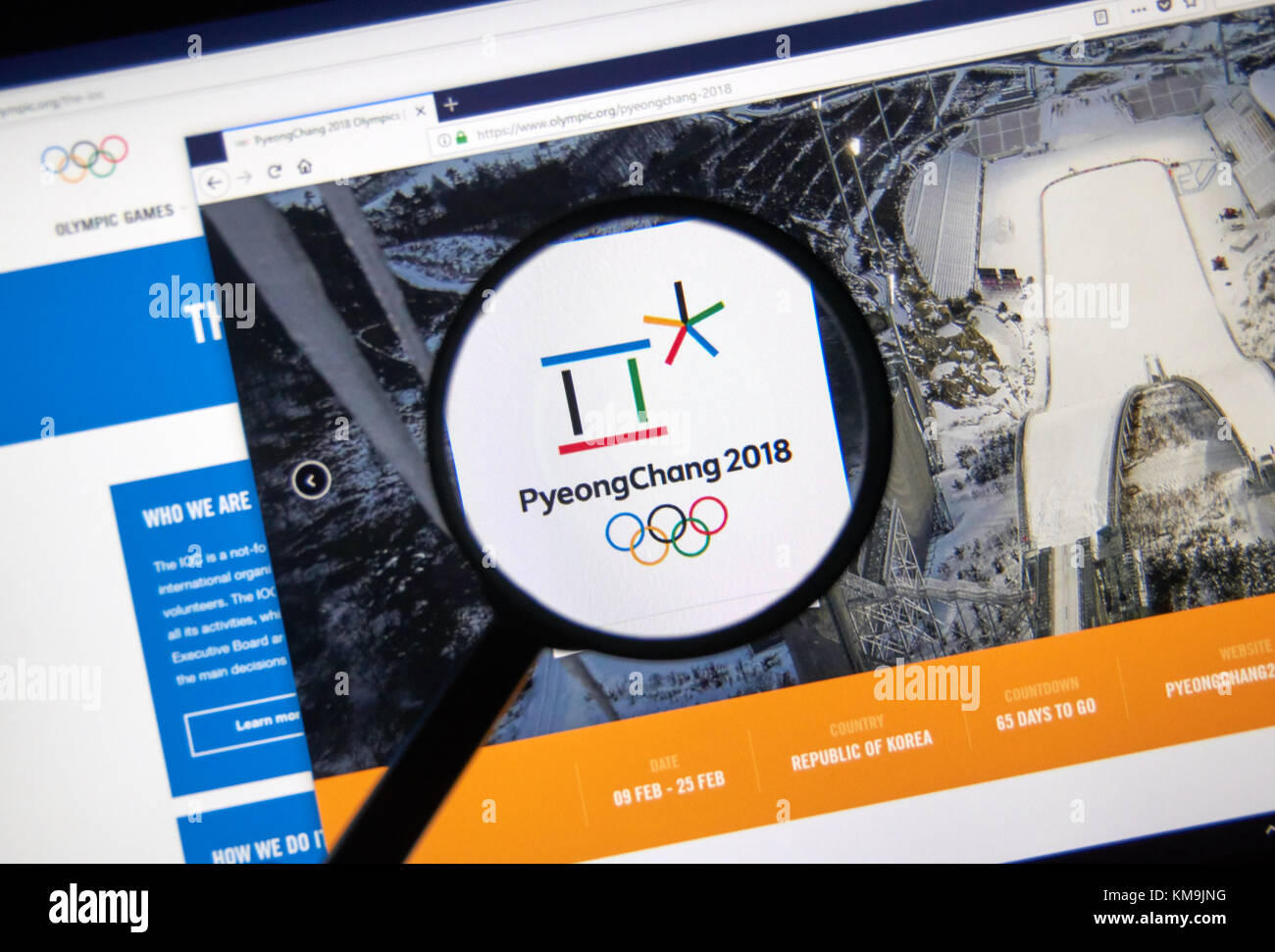 MONTREAL, Canada - 5 dicembre 2017: Comitato olimpico internazionale ufficiale pagina web sotto la lente di ingrandimento con il logo e le informazioni su inverno Olym Foto Stock