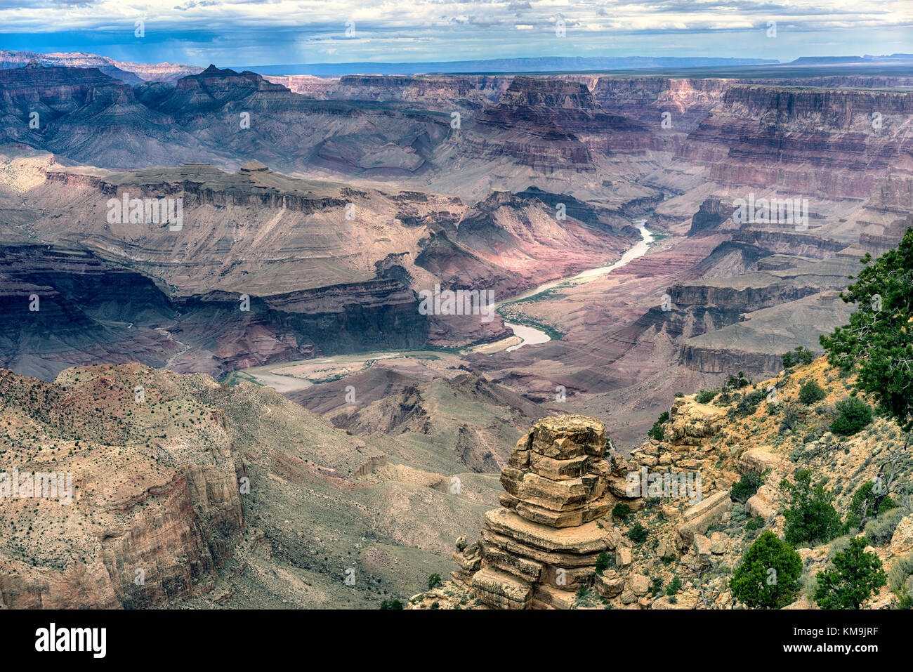 Parco nazionale del Grand Canyon arizona vista del paesaggio con fiume Colorado in distanza. fasce stratificate di red rock rivelando di milioni di anni di ge Foto Stock