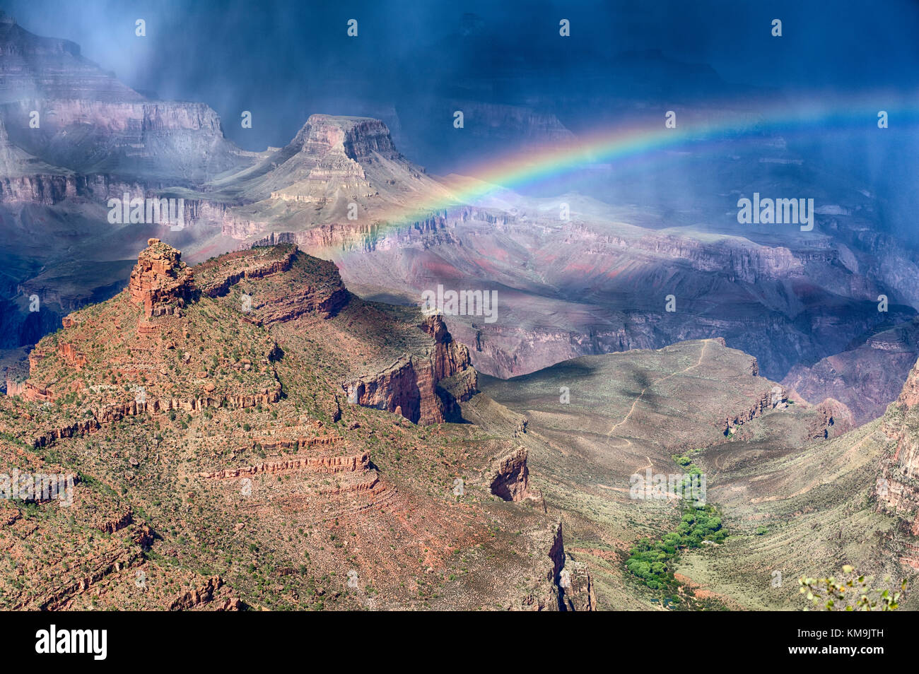 Parco nazionale del Grand Canyon in Arizona, cambio del tempo con improvvisi piovaschi e pioggia, formando un arcobaleno attraverso il canyon Foto Stock