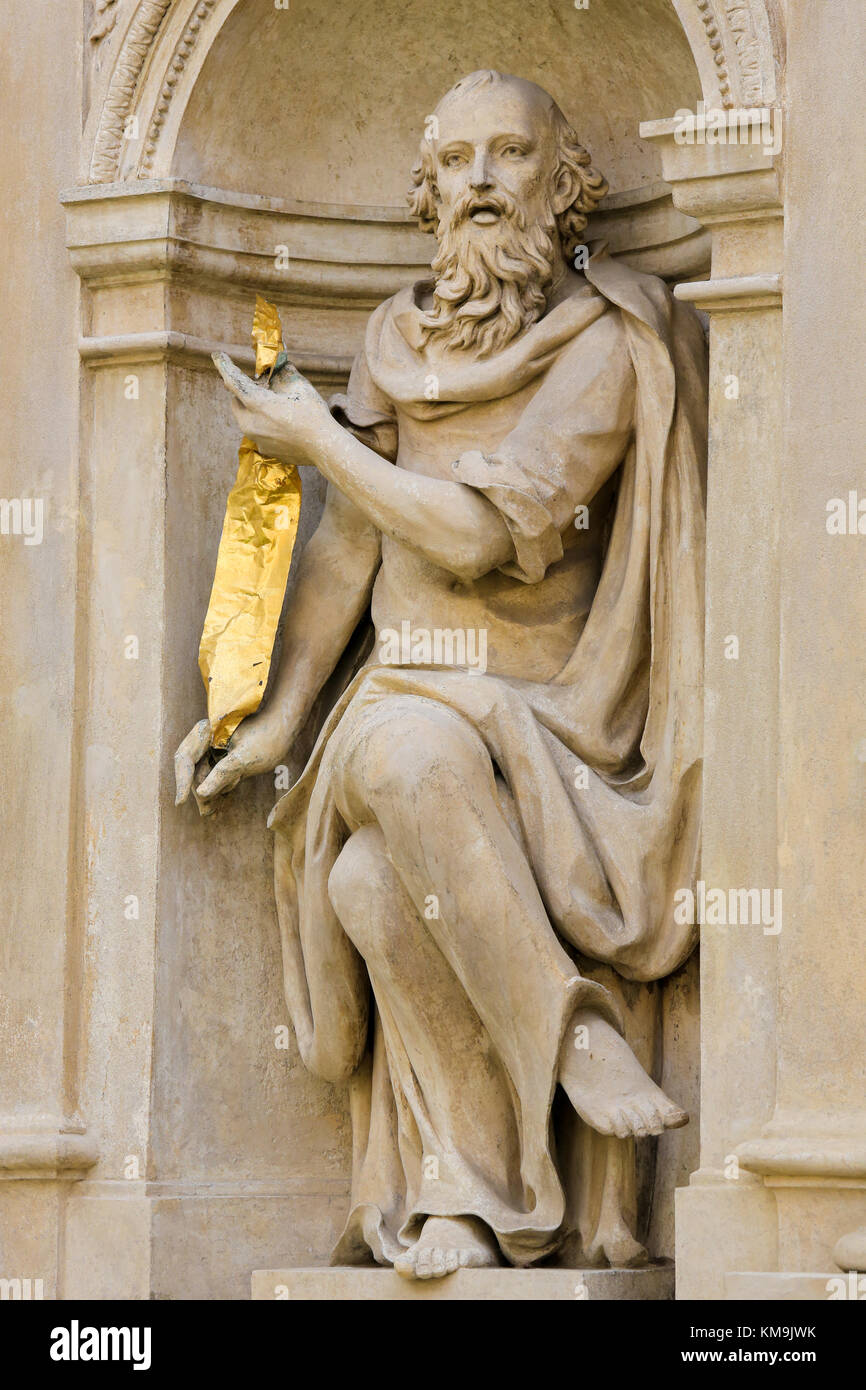 Statua di Santa Casa di Loreta, un grande luogo di pellegrinaggio in Hradcany, Praga, di una figura in possesso di un testo sacro Foto Stock