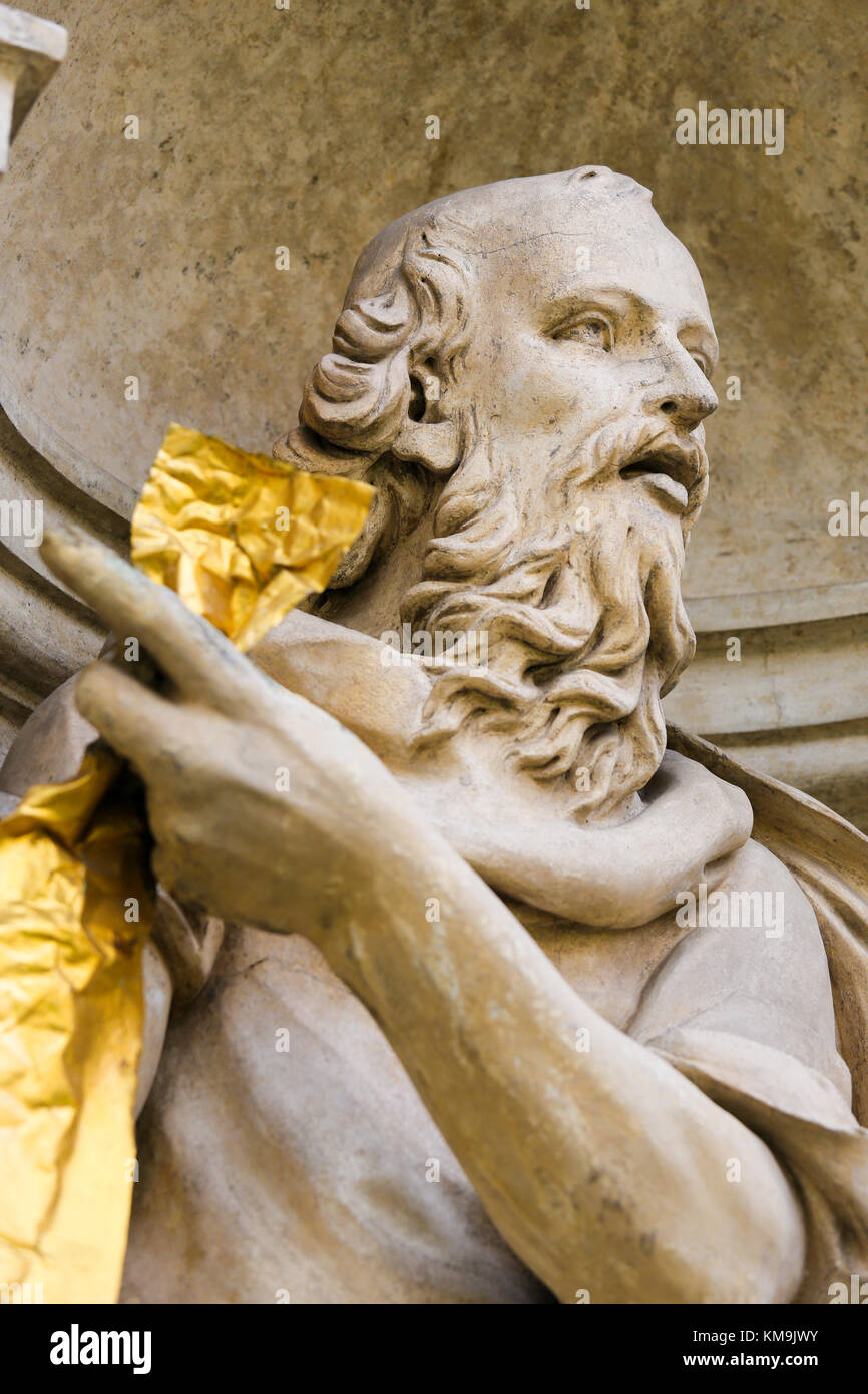 Statua di Santa Casa di Loreta, un grande luogo di pellegrinaggio in Hradcany, Praga, di una figura in possesso di un testo sacro Foto Stock