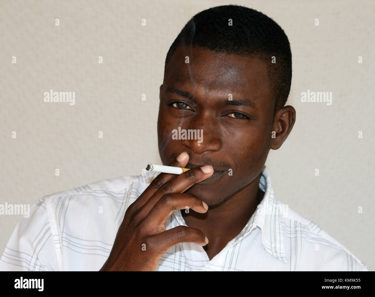 L'uomo africano di fumare Foto Stock