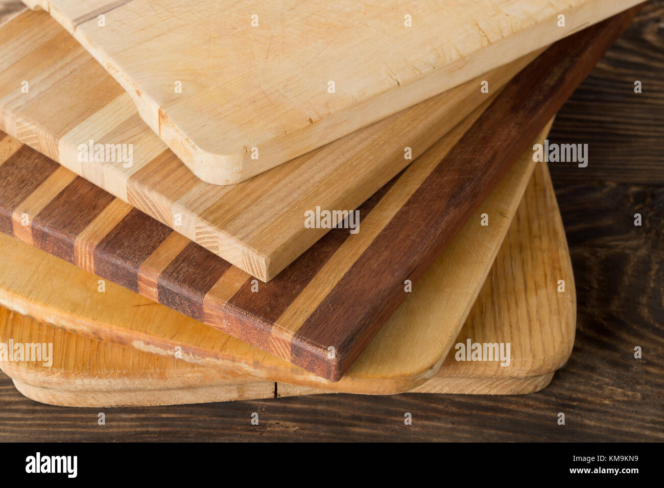 Pila di legno o di taglio taglieri sul tavolo da cucina Foto Stock