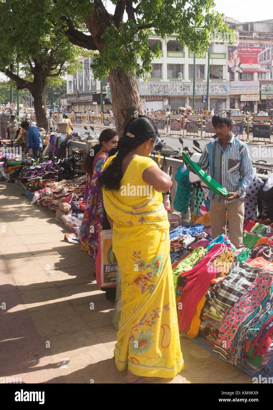 Le donne lo shopping al locale mercato stradale a Mysore, Mysuru, Karnataka, India. Foto Stock