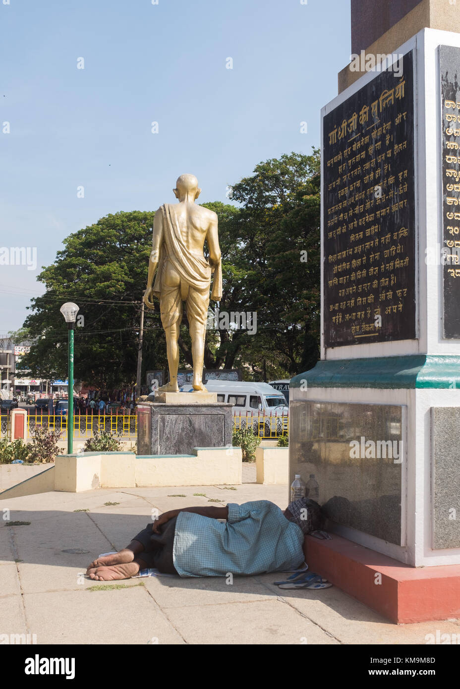 Uomo dorme vicino a Gandhi Memorial, Mysore, Karnataka, India. Foto Stock