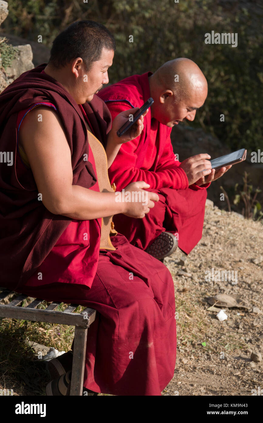 Monaci Tibetani utilizzando i telefoni intelligenti Foto Stock