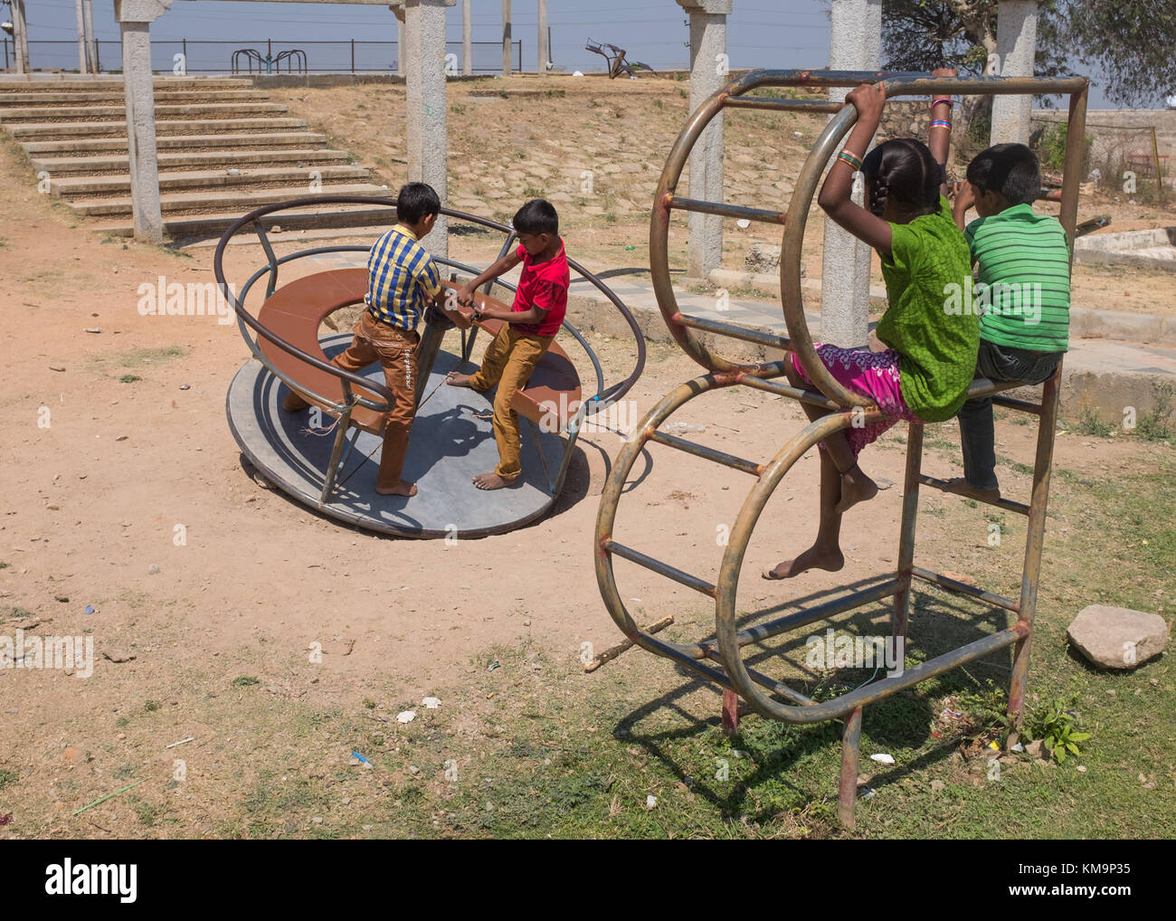 I bambini nel parco giochi, Mysore, Karnataka, India. Foto Stock